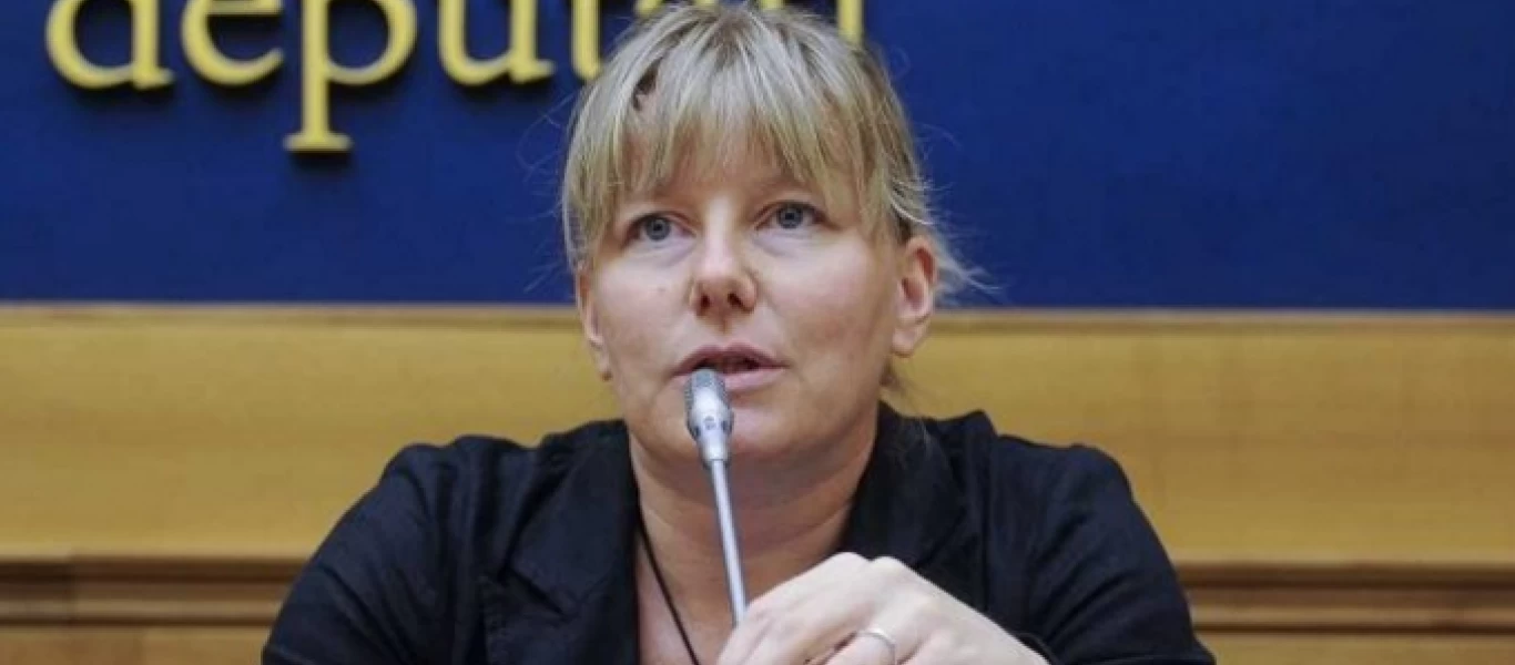 Καταγγελίες για παρενέργειες από Ιταλίδα βουλευτή: «Παρανομείτε αναγκάζοντας Ιταλούς να ενεργούν ως ινδικά χοιρίδια»